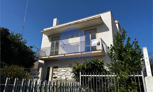 Vendesi appartamento in Villa con Terrazzo Panoramico e Sottotetto – Monte Tauro, Augusta